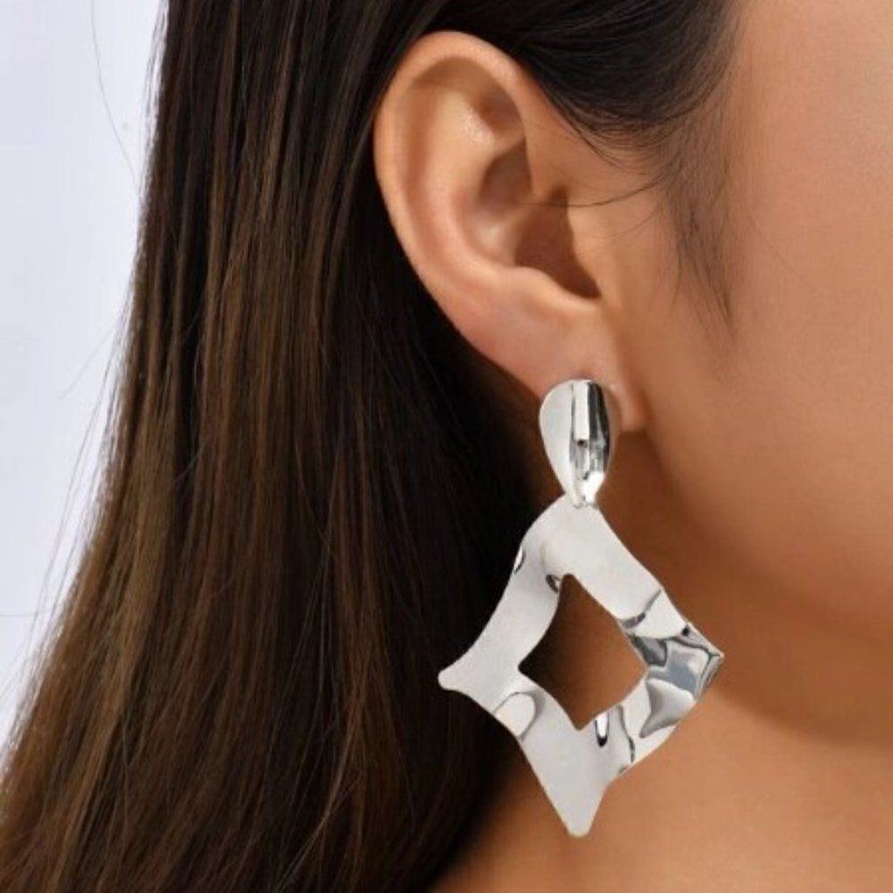SILVER GEOMETRIC DANGLE EARRINGS 